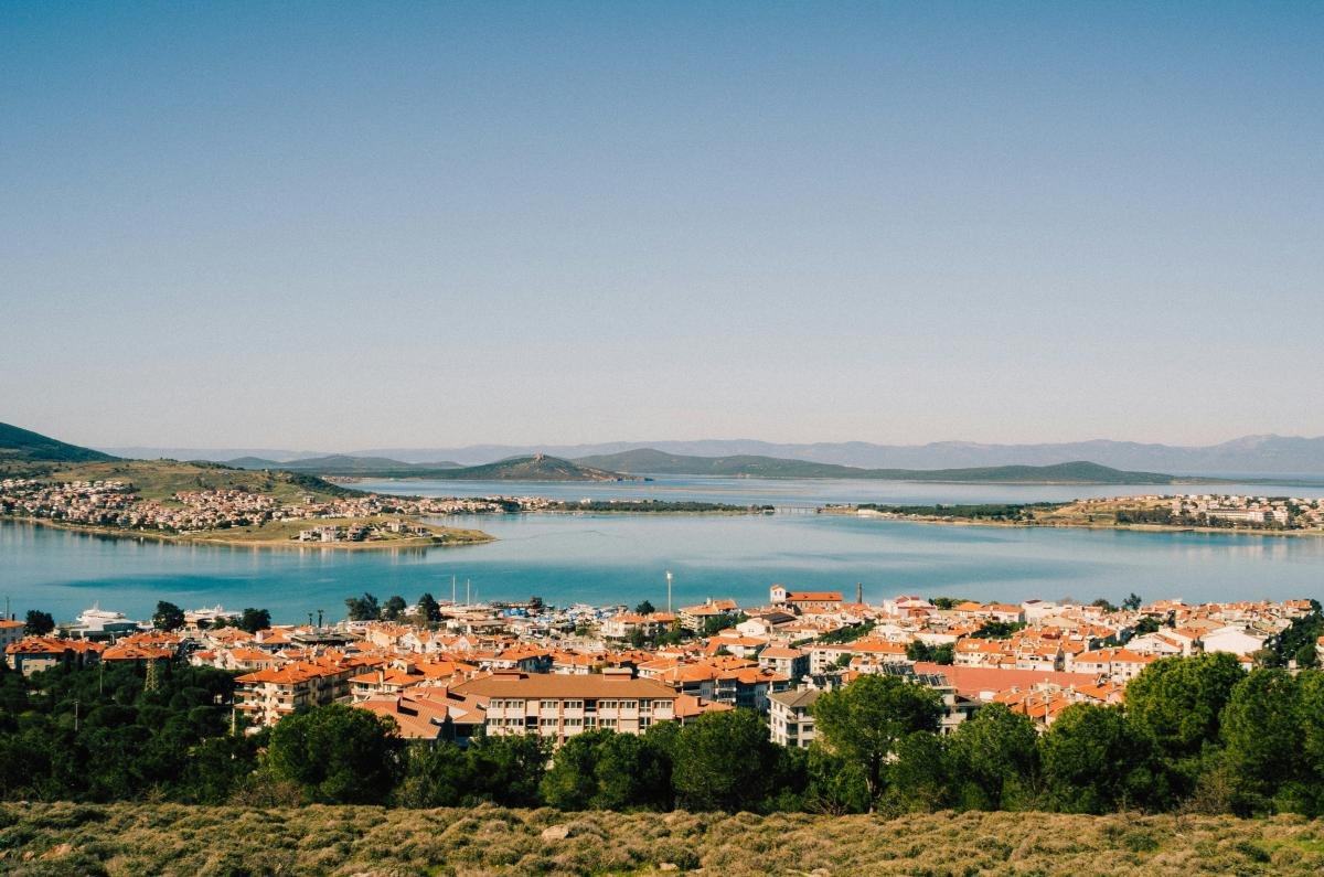 Ayvalık'ta Villa Piyasası: Zeytinlik, Deniz ve Sakin Yaşamın Buluştuğu Yatırım Bölgesi